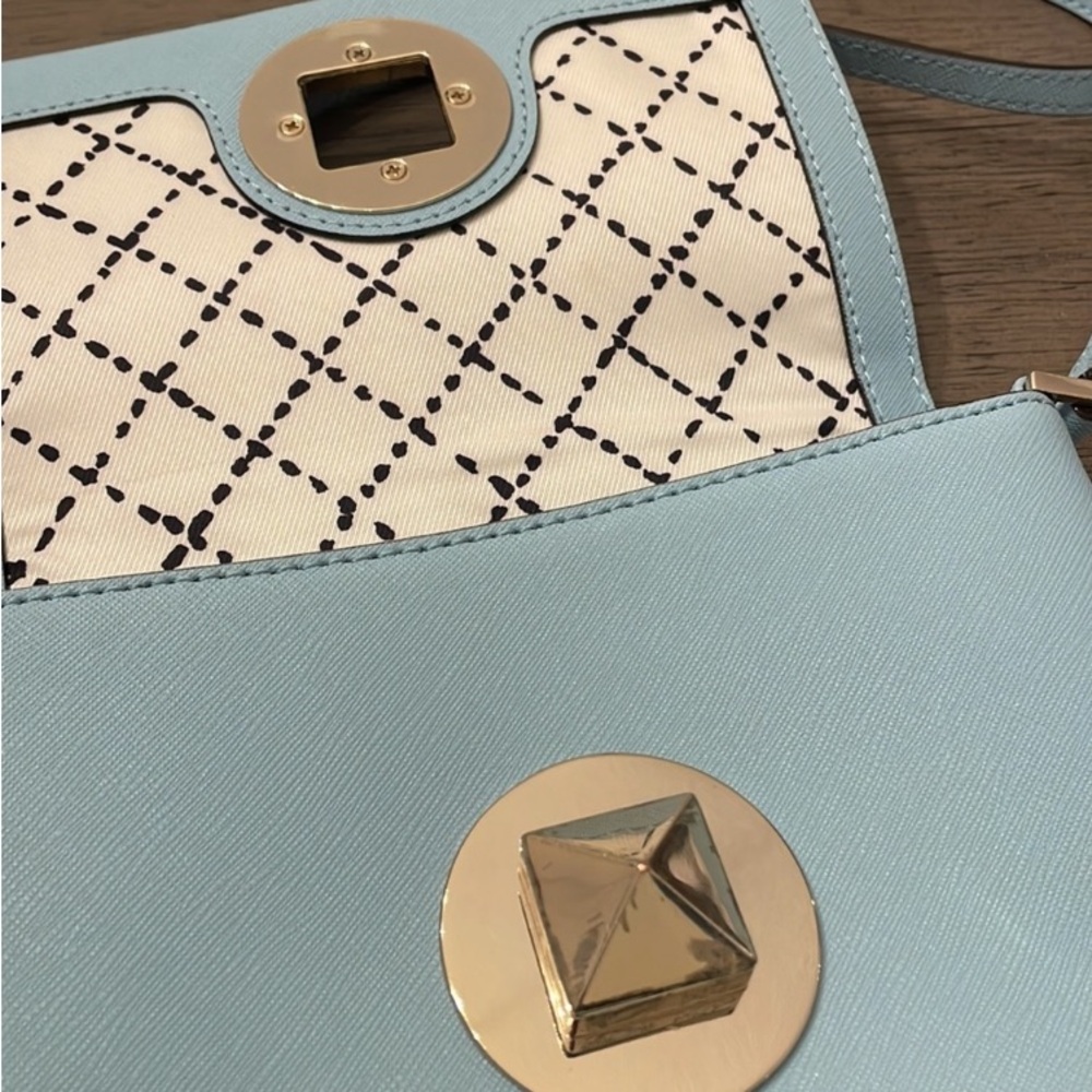Sweet ♠️Kate Spade Bag! Sally Crossbody In Blue Hydrangea With Pyramid Clasp! - Picture 7 of 10